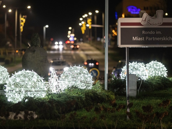 Les décorations de Noël ajourées comme point d'attraction des ronds-points urbains