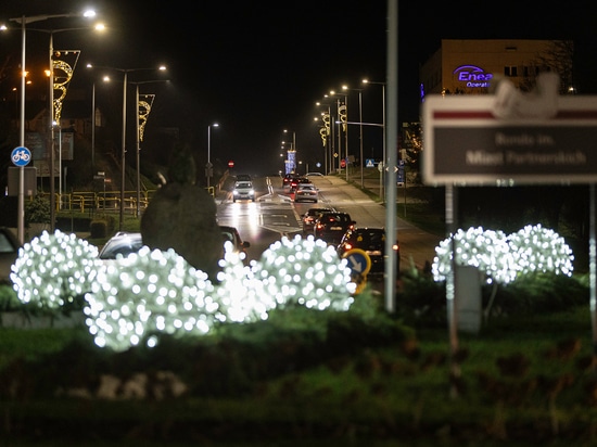 Les décorations de Noël ajourées comme point d'attraction des ronds-points urbains