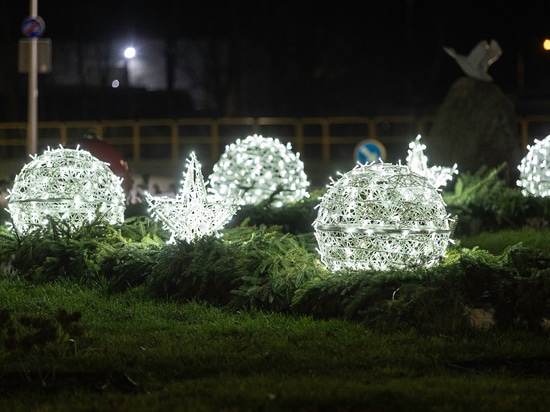 Les décorations de Noël ajourées comme point d'attraction des ronds-points urbains