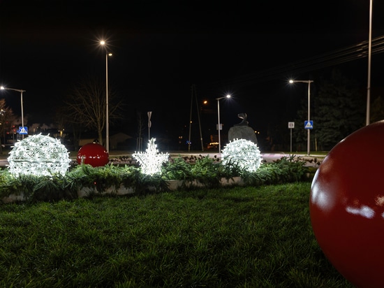 Les décorations de Noël ajourées comme point d'attraction des ronds-points urbains
