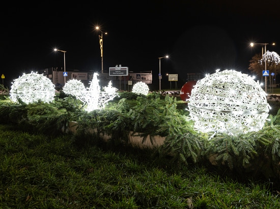 Les décorations de Noël ajourées comme point d'attraction des ronds-points urbains