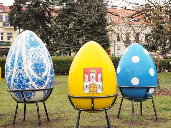 Tendances de Pâques dans les espaces urbains : les arrangements du printemps