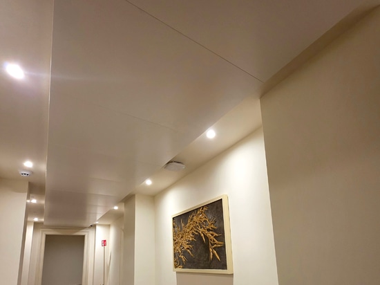 Système d'accrochage au plafond avec structure cachée