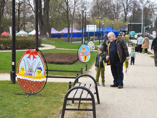 Les initiatives communautaires de Pâques : engager les espaces publics par le biais de la créativité partagée