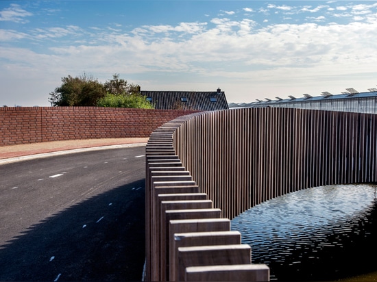 Le batte-pont des PROCHAINS architectes en Hollandes sert les personnes et la nature