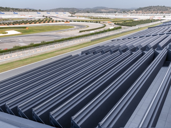 KE sur le Circuit Ricardo Tormo de Valence. Design et conception en pole position : le défi des couvertures « suspendues » pour l’espace VIP du MotoGP