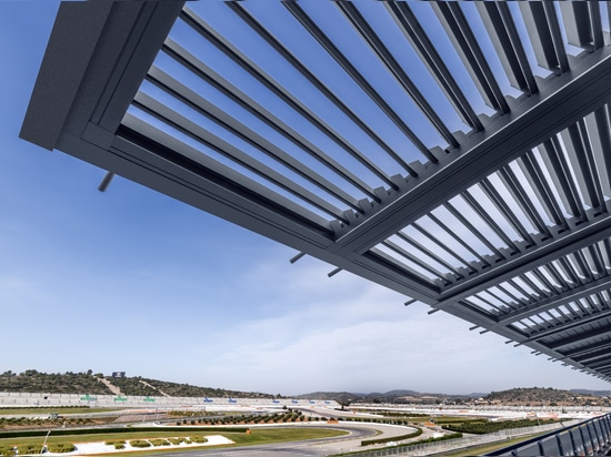 KE sur le Circuit Ricardo Tormo de Valence. Design et conception en pole position : le défi des couvertures « suspendues » pour l’espace VIP du MotoGP