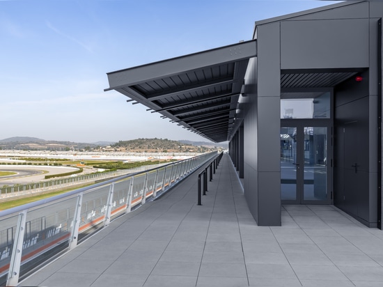 KE sur le Circuit Ricardo Tormo de Valence. Design et conception en pole position : le défi des couvertures « suspendues » pour l’espace VIP du MotoGP