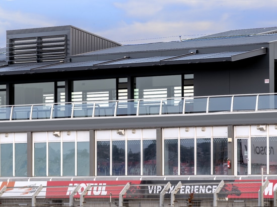 KE sur le Circuit Ricardo Tormo de Valence. Design et conception en pole position : le défi des couvertures « suspendues » pour l’espace VIP du MotoGP