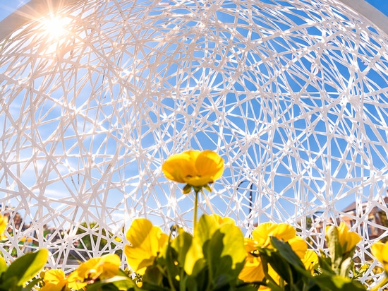 Aménagements printaniers dans les espaces publics : couleur, luminosité et structure