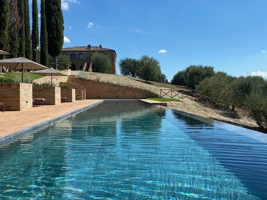 Piscine Podere Necione : la beauté naturelle en grès cérame