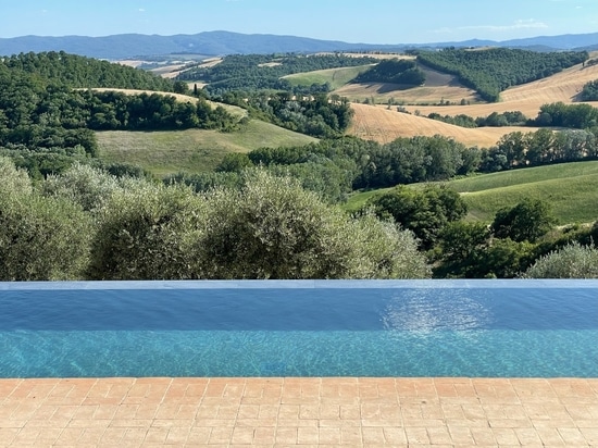 Piscine Podere Necione : la beauté naturelle en grès cérame
