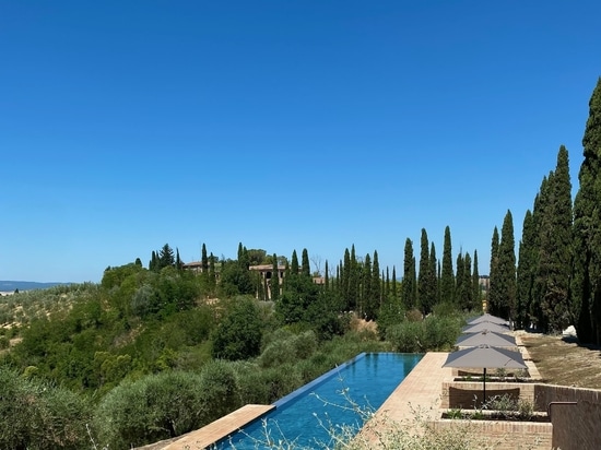 Piscine Podere Necione : la beauté naturelle en grès cérame