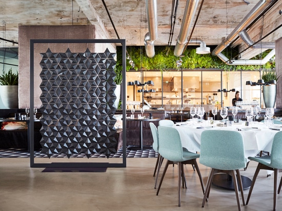 Séparateur restaurant et bar qui structure l’espace avec élégance