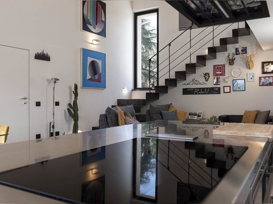 Plaques frontales ultra-minces et technologie intelligente : L'innovation AVE dans une villa italienne