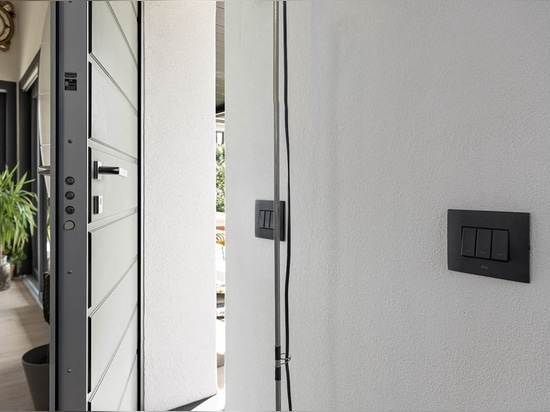 Plaques frontales ultra-minces et technologie intelligente : L'innovation AVE dans une villa italienne