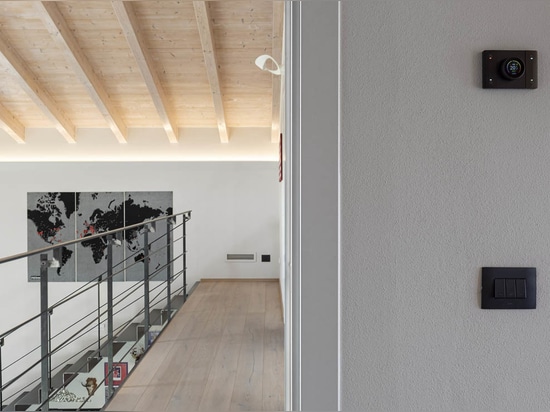 Plaques frontales ultra-minces et technologie intelligente : L'innovation AVE dans une villa italienne