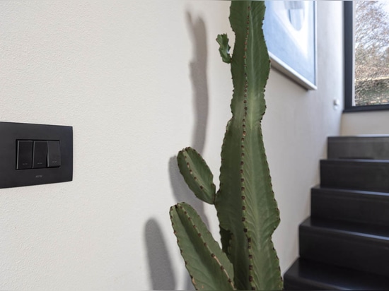 Plaques frontales ultra-minces et technologie intelligente : L'innovation AVE dans une villa italienne