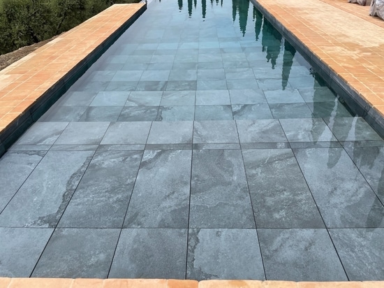 Piscine Podere Necione : la beauté naturelle en grès cérame