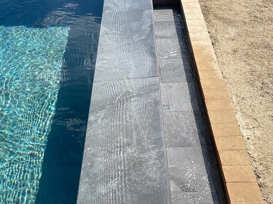 Piscine Podere Necione : la beauté naturelle en grès cérame
