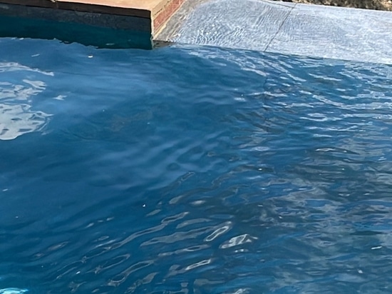 Piscine Podere Necione : la beauté naturelle en grès cérame