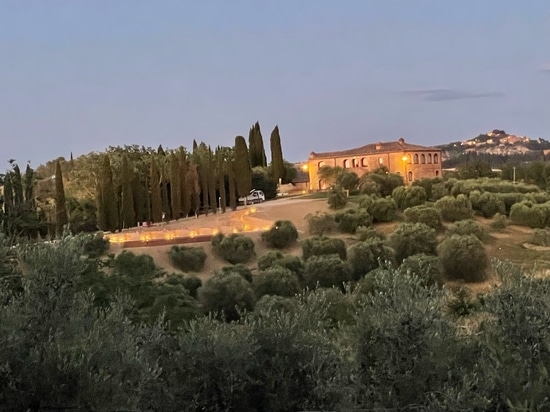 Piscine Podere Necione : la beauté naturelle en grès cérame