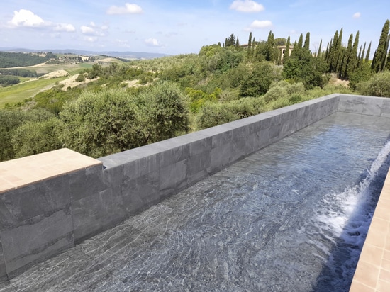 Piscine Podere Necione : la beauté naturelle en grès cérame