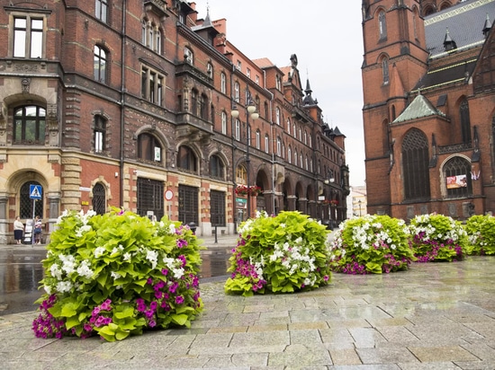 Tours de fleurs dans l'espace urbain : une verdure saisonnière à fort impact visuel