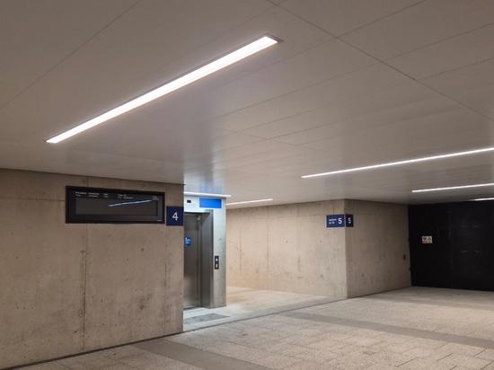 Panneaux Atena Matrox avec structure cachée pour la gare ferroviaire de Brno