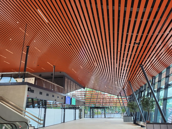 Baffle à clipser Atena RAL 2001 pour la gare de Brno