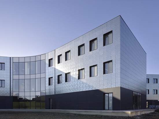 Complexe scolaire de Busca : un projet brillant en grès cérame