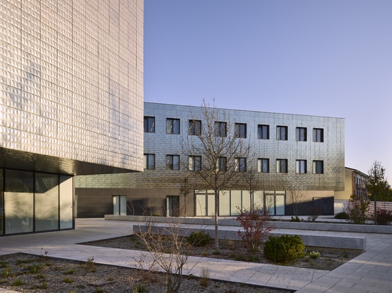 Complexe scolaire de Busca : un projet brillant en grès cérame