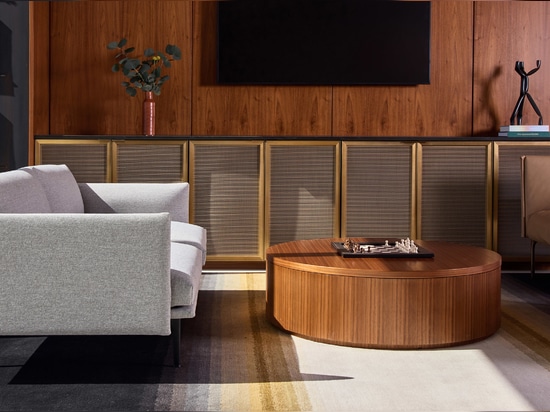 Grillage métallique décoratif installé dans l'aménagement intérieur d'une entreprise en tant que panneaux de remplissage d'armoires