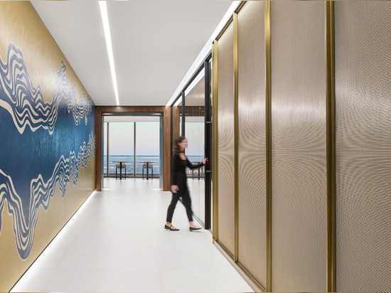 Le treillis métallique décoratif IPZ-25 est installé dans l'aménagement intérieur d'une entreprise en tant que séparateur d'espace.