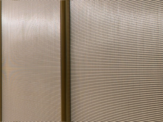 Le treillis métallique décoratif IPZ-25 est installé dans l'aménagement intérieur d'une entreprise en tant que séparateur d'espace.