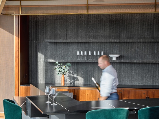 Grillage métallique décoratif installé dans l'aménagement intérieur d'une entreprise en tant que portique au-dessus d'un bar