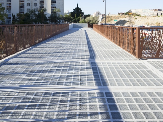 Pont piétonnier à Marseille Saint-Charles