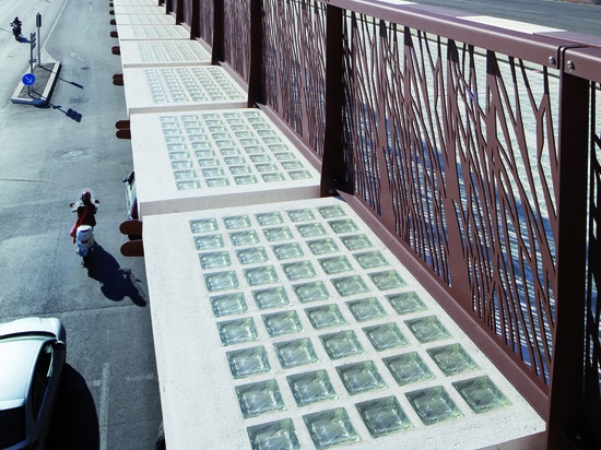 Pont piétonnier à Marseille Saint-Charles