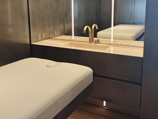 Dans le silence du Spa de l’Admiral Armani Yacht 72m, notre table de massage signature trouve sa place