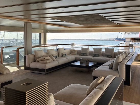 Dans le silence du Spa de l’Admiral Armani Yacht 72m, notre table de massage signature trouve sa place