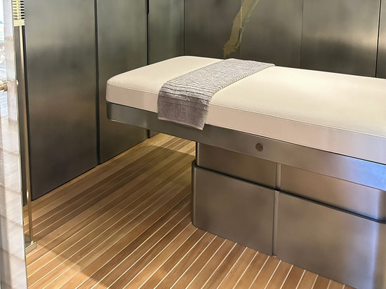 Dans le silence du Spa de l’Admiral Armani Yacht 72m, notre table de massage signature trouve sa place