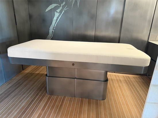 Dans le silence du Spa de l’Admiral Armani Yacht 72m, notre table de massage signature trouve sa place
