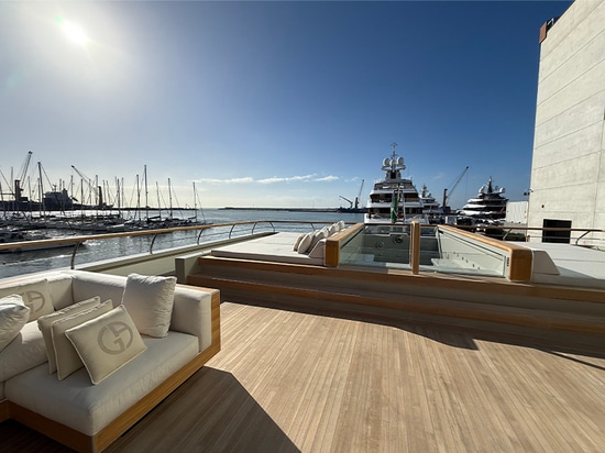 Dans le silence du Spa de l’Admiral Armani Yacht 72m, notre table de massage signature trouve sa place