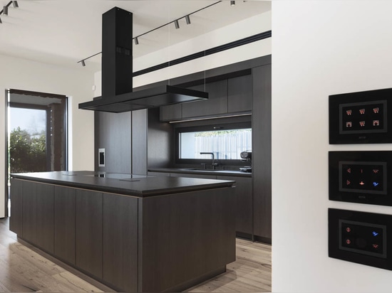 AVE : Domotique et commandes tactiles pour une villa contemporaine à Franciacorta