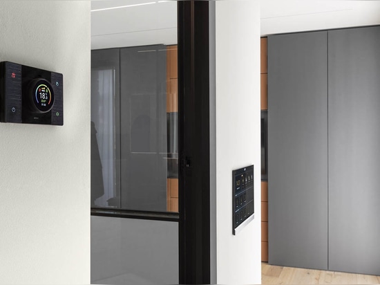 AVE : Domotique et commandes tactiles pour une villa contemporaine à Franciacorta