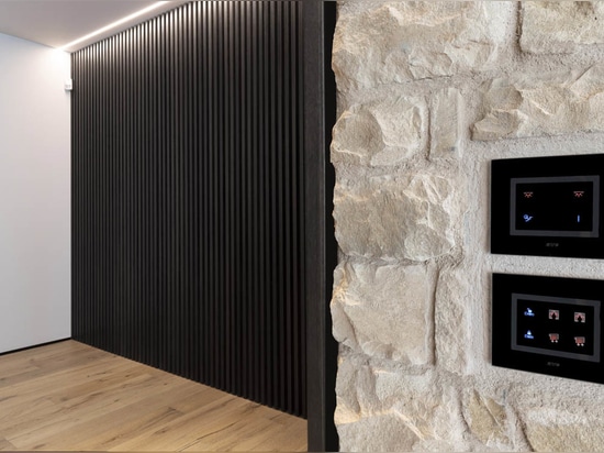 AVE : Domotique et commandes tactiles pour une villa contemporaine à Franciacorta