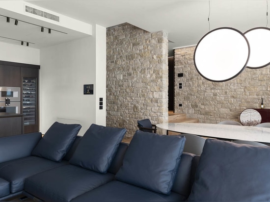 AVE : Domotique et commandes tactiles pour une villa contemporaine à Franciacorta
