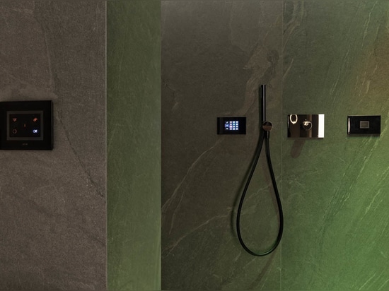 AVE : Domotique et commandes tactiles pour une villa contemporaine à Franciacorta