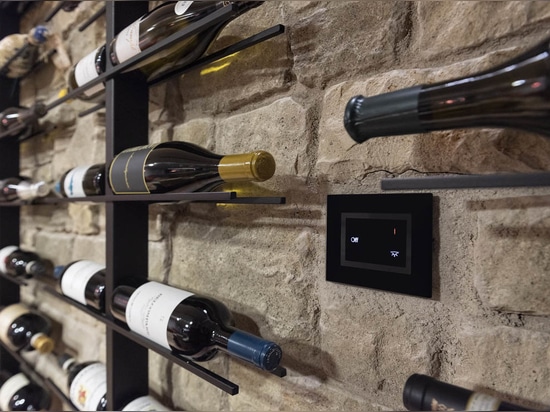 AVE : Domotique et commandes tactiles pour une villa contemporaine à Franciacorta