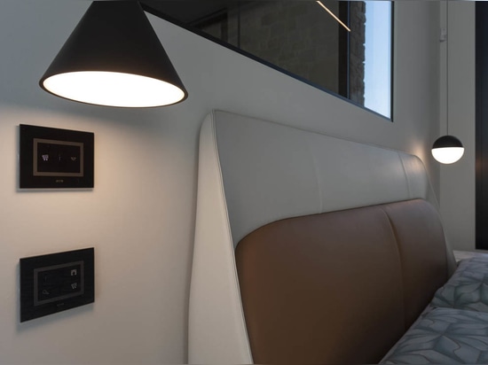 AVE : Domotique et commandes tactiles pour une villa contemporaine à Franciacorta